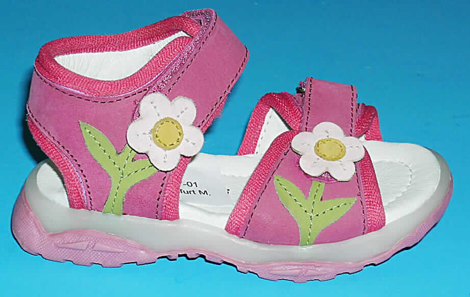 Sandalen für Kinder, lt. Antrag: Artikel 5-41-28-0204-7, siehe Foto, 
- mit Laufsohlen aus (lt. Antrag) Kunststoff; nicht mit einer Hauptsohle aus Holz, 
- mit zehenfreiem Oberteil (nicht geschlossenes Blatt) aus unterpolstertem Leder
- mit Verzierungen aus Leder und Spinnstoff (Randeinfassungen),
- ohne Schutz in der Vorderkappe,
- mit zwei Klettverschlüssen,
- nicht den Knöchel bedeckend, 
- mit einer Höhe des Absatzes und der Sohle von weniger als 3 cm,
- mit einer Länge der Innensohle von weniger als 24 cm.