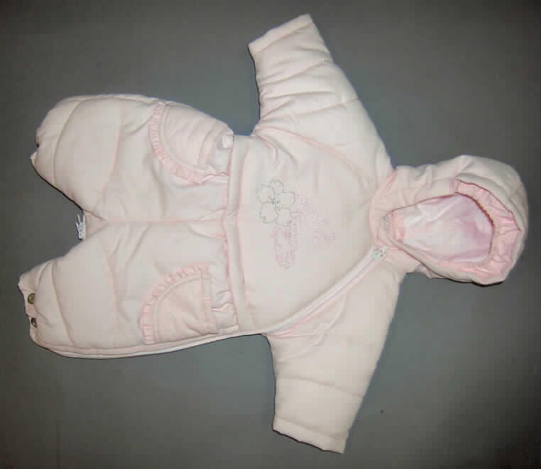 Kleidung für Kleinkinder (Overall), sog. Variosack (Artikel 13751), Größe 50, siehe Foto,
- aus 0,2 mm dicken, einfarbigen Geweben aus laut Antrag 100 % Polyester (synthetische 
  Chemiefasern),
- wattiert gefüttert,
- den ganzen Körper mit Ausnahme von Gesicht, Händen und Füßen bedeckend; mit Kapuze,
- vorn mit einer fast durchgehenden Öffnung mit Reißverschluss und Druckknopfverschluss,
  die Öffnung verläuft asymetrisch vom Halsausschnitt zur linken Außenseite des Beines,
- im Rückenbereich mit einem eingenähten, elastischen Band gerafft,
- mit langen Ärmeln, an den Ärmelenden mit eingenähten Bündchen aus gerippten Gewirken,
- vorne mit aufgesetzten Taschen; in Brusthöhe mit einer Applikationsstickerei,
- mit langen, bis zu den Knöcheln reichenden, elastisch verengten Hosenbeinen, deren
  Öffnungen durch Druckknopfverschlüsse verschließbar sind; auf der Beininnenseite mit
  einem durchgehenden Reißverschluss, so dass der Overall unten vollständig zu öffnen ist.