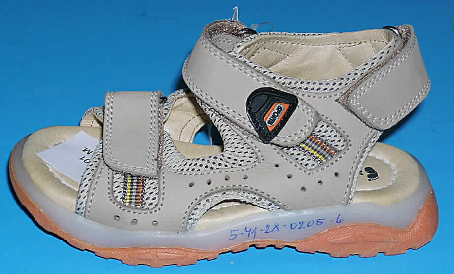 Freizeitschuhe, Sandalen, lt. Antrag: Artikel 5-41-28-0205-6, siehe Foto, 
- mit Laufsohlen aus Kunststoff (lt. Antrag), 
- mit zehenfreiem Oberteil (nicht geschlossenes Blatt) aus Spinnstoff, 
- auf das Oberteil sind an mehreren Stellen großflächig Stücke aus Leder als Verstärkungs- 
  teile aufgesetzt, 
- mit drei Klettverschlüssen.