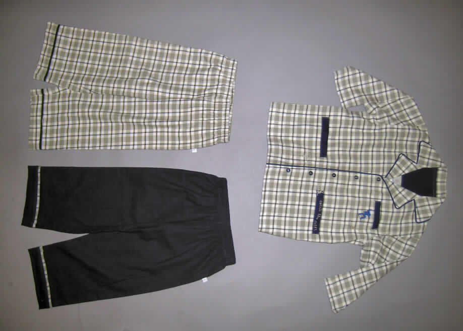 Zusammenstellung aus einem Schlafanzug für Knaben (lange Hose und Oberteil) und einer
langen Hose, sog. Schlafanzug 3-teilig (Artikel 65413), Größe 98, siehe Fotos,
- Schlafanzug:
-- aus 0,6 mm dicken, buntgewebten (kariert überwiegend creme, khaki und dunkelblau),
   leicht gerauten Geweben aus laut Antrag 100 % Baumwolle,
-- nach Schnitt (weit), Farben, Ausstattung und Material erkennbar dazu bestimmt,
   ausschließlich oder im Wesentlichen als Nachtkleidung im Bett getragen zu werden,
-- Oberteil: 
--- bis zum halben Oberschenkel reichend (Rückenlänge: 48 cm),
--- mit Reverskragen,
--- vorn mit einer durchgehenden Öffnung mit Knopfverschluss von links über rechts
    (Knabenkleidung),
--- mit langen Ärmeln, an den Ärmelenden gesäumt,
--- mit einer Brusttasche und zwei Taschen unterhalb der Taille; die Taschen sind aufgesetzt,
    offen und mit einem einfarbigen (dunkelblau) ca. 2 cm breiten Gewebestreifen eingefasst,
--- am unteren Rand gesäumt,
-- lange Hose: 
--- in der Taille abschließend, mit einem schmalen, elastischen Taillenbund, mit einem
    eingezogenen, flachen Band,
--- ohne Öffnung und ohne Verschluss,
--- mit knöchellangen, weiten Hosenbeinen; an den Beinabschlüssen mit einem 4 cm breiten
    Umschlag und mit einem einfarbigen (dunkelblau) ca. 0,5 cm breiten Gewebestreifen.