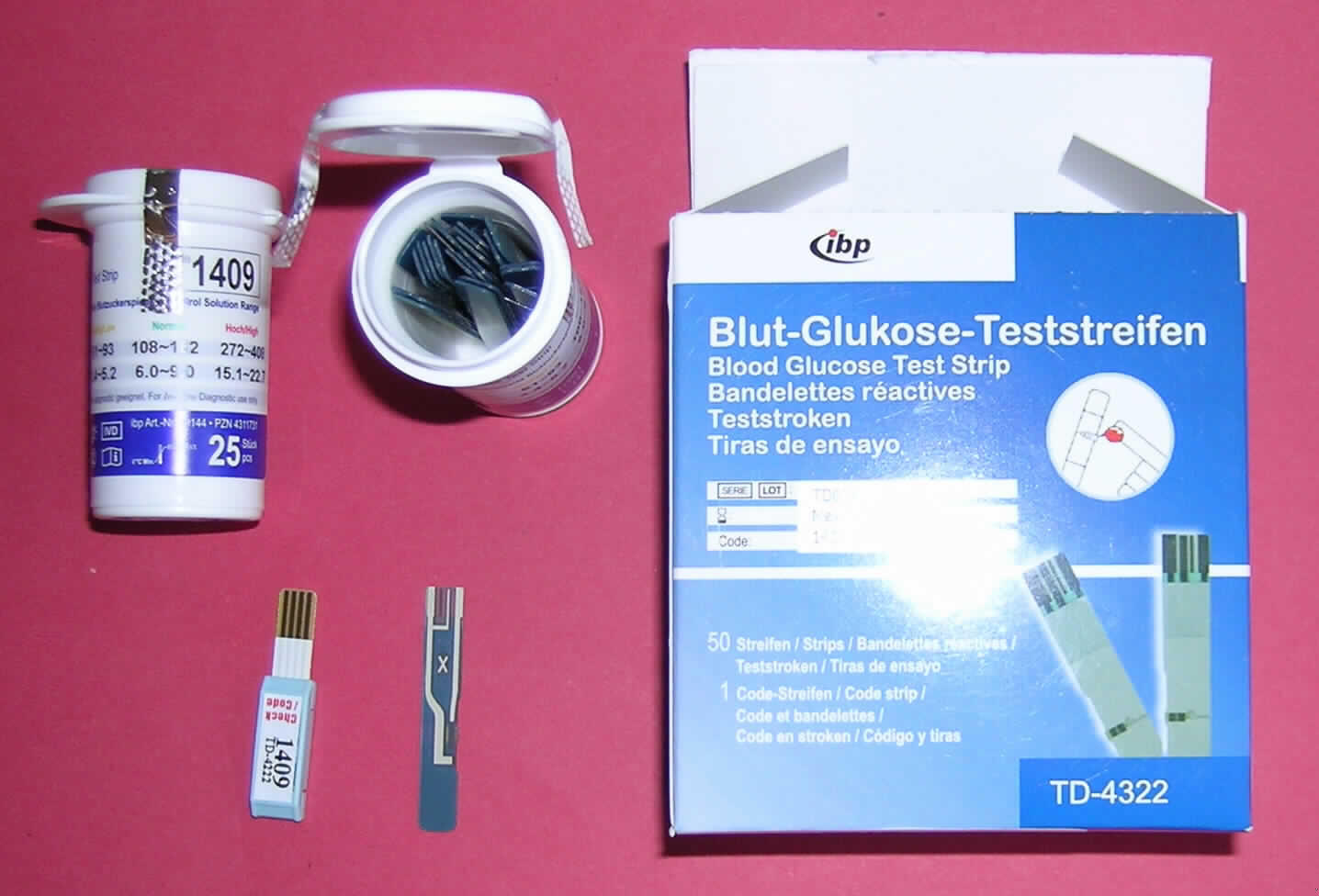 Angaben des Antragstellers:
Teststreifen für ein Blutzuckermessgerät. 

Warenbeschreibung:
25 graublaue Sensorstreifen (ca. 3,9 x 0,6 cm) mit einem kleinen "X", Applikationszone und Elektrode. Zusammen in einer weißen Kunststoffdose mit weißem Druckdeckel, silberfarbenem Sicherheitsstreifen und Etikett, Aufschrift u. a. "ibp", "25 Stück", "Glucose Teststreifen", "Nur in Verbindung mit Blutzuckermessgerät TD-4222", "PZN 4311731" und "LOT: TD05K29-B02". Zwei dieser Dosen zusammen mit einem Codesensor (1409) und zwei Gebrauchsanweisungen, Aufschrift u. a. "1. Glucose oxidase (A. niger) 30 IU 2. Elektronenshuttle 1,5 mg 3. Enzymschutz 0,13 mg 4. Nichtreaktive Bestandteile 2,5 mg 5. Kappe des Fläschchens mit Molekülsieb 3,0 g", in einer blauen Originalpappschachtel, Aufschrift u. a. "TD-4322" und "Artikel-Nr.: 20144".

Die Teststreifen besitzen eine Elektrode mit Glucose-Oxidase. Ein Tropfen Blut wird auf das Applikationsfeld des Teststreifens gegeben und von diesem eingezogen. Der bei der durch die Glucose-Oxidase bewirkten Oxidation der Glucose erzeugte Strom ist proportional zur Glucosemenge.

Danach liegt ein zubereitetes Diagnostikmittel auf einem Träger vor.
