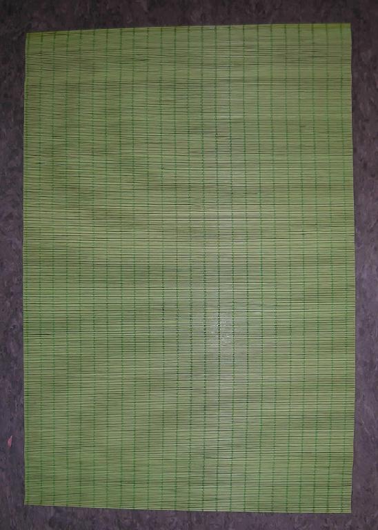Matte (so genanntes Bamboo Platz-Set) 
- rechteckig, in den Abmessungen von ca. 30 x 45 cm
- aus grün gefärbten, pflanzlichen Flechtstoffen (lt. Angaben des Antragstellers aus Bambus), parallel
  aneinandergefügt und durch Haltefäden aus Spinnstoffen in Flächenform verbunden,
- zur Verwendung als Platzmatte,
- zu 4 Stück in einer klarsichtigen Kunststofffolie aufgeblistert.