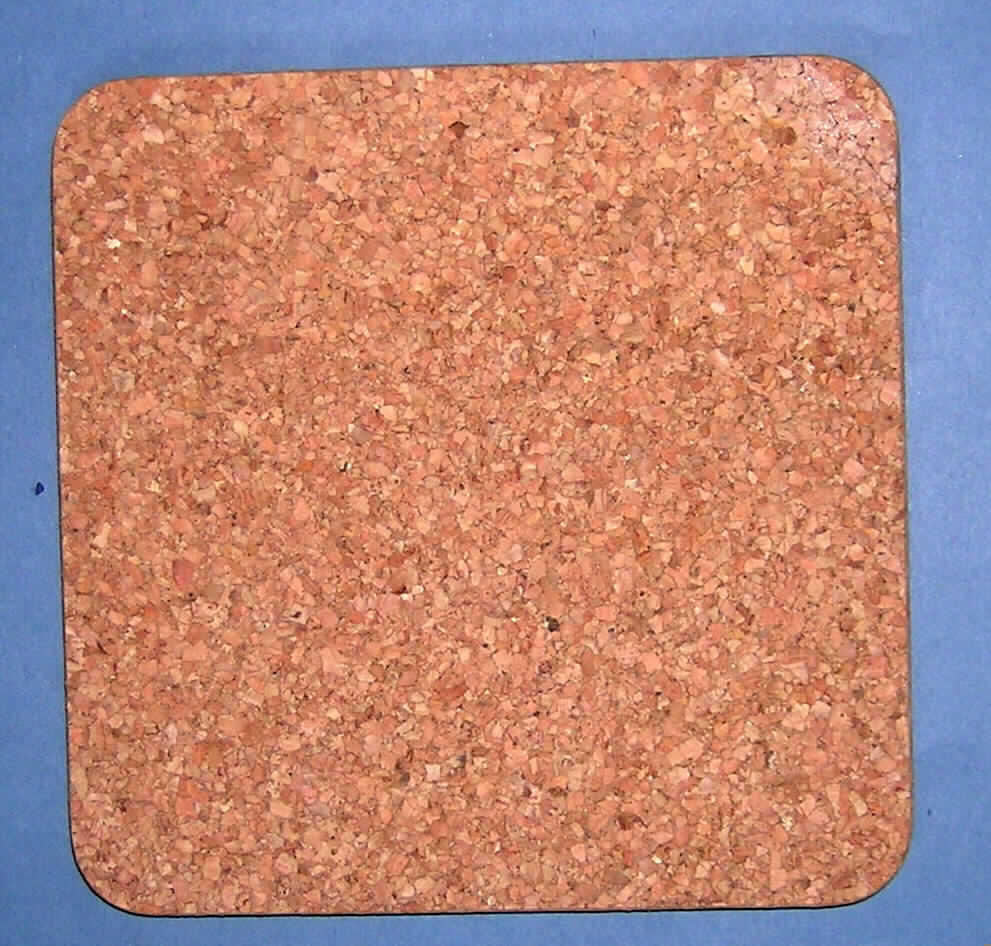 Untersetzer aus -laut ergänzenden Angaben des Antragstellers- Presskork, in quadratischer 
Form (Abmessungen ca. 195 x 195 x 10 mm), mit abgerundeten Ecken gearbeitet. Derartige
Waren werden zum Schutz der Tischoberfläche als Untersetzer für Töpfe, Schüsseln o.ä. ver-
wendet.