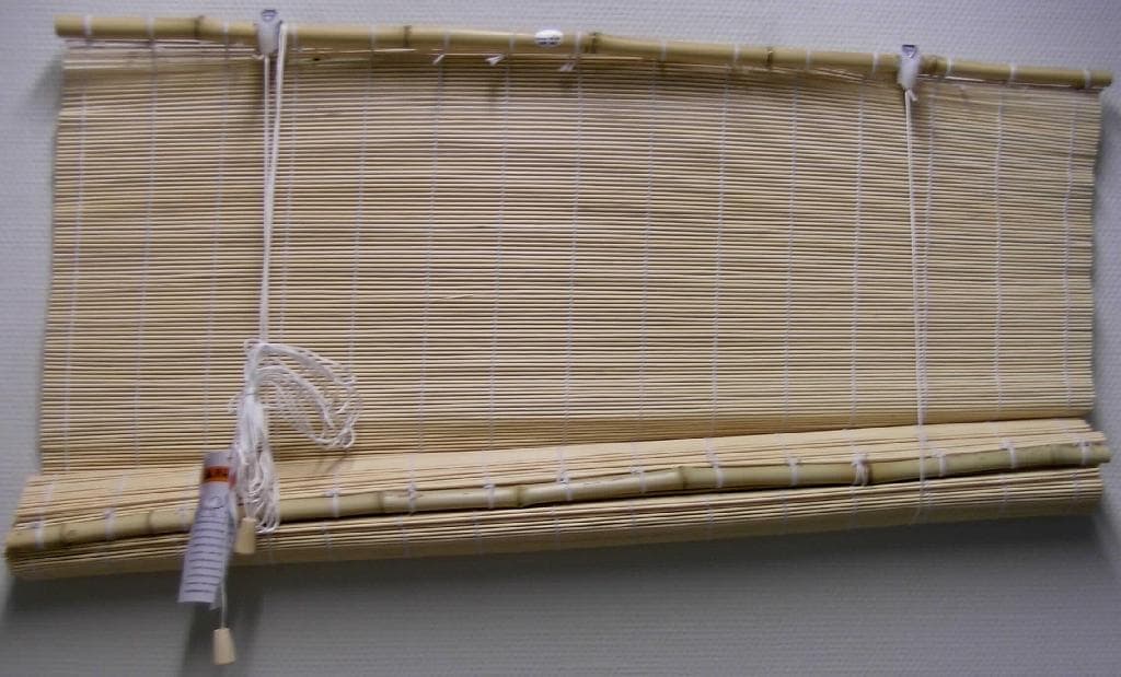 Bambus-Rollo 
- rechteckig, in verschiedenen Abmessungen (ca. 90 x 160 cm, 120 x 160 cm, 150 x 160 cm
   bzw. 90 x 220 cm),
- charakterverleihend aus naturfarbenen, parallel aneinandergefügten, biegsamen Bambus- 
  stäbchen von etwa 2,5 mm Durchmesser (Flechtstoffe i.S.d. Anmerkung 1 zu Kapitel 46), 
  die durch Haltefäden aus Spinnstoffgarnen in Flächenform miteinander verbunden sind,
- mit einer verholzten Bambusstange am oberen und unteren Ende des Rollos versehen,
- mit einer Aufrollvorrichtung aus unedlem Metall und einem Zugband aus Spinnstoffen
  sowie mit Befestigungsmaterial ausgestattet,
- augenscheinlich nicht handgearbeitet.