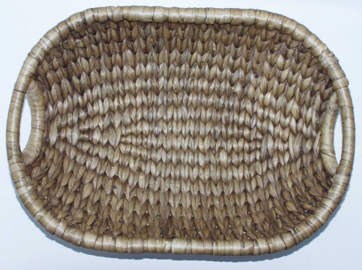 Korbmacherware in Form eines ovalen Korbes
- in den Abmessungen von ca. 48 x 35 x 14 cm,
- unmittelbar aus pflanzlichen Flechtstoffen hergestellt (laut Angaben des Antragstellers
  aus Wasserhyazinthe),
- am Rand mit einem mit Flechtstoff umarbeiteten Holzring versehen, der durch seitliche
  Aussparungen auch als Griff dient,
- nach Angaben des Antragstellers handgearbeitet.