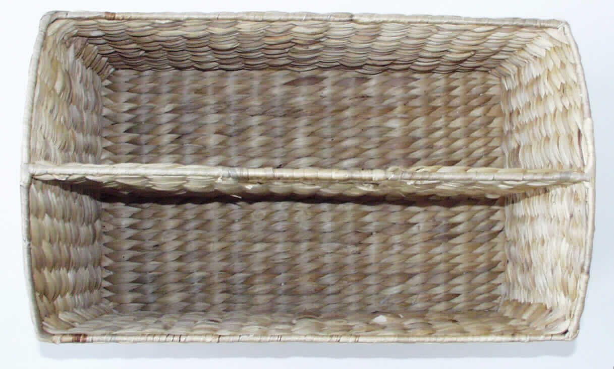 Korbmacherware in Form eines Korbes für Zeitungen und Magazine
- in den Abmessungen von ca. 42 x 25,5 x 25 cm,
- unmittelbar aus pflanzlichen Flechtstoffen hergestellt (laut Angaben des Antragstellers
  aus Wasserhyazinthe),
- innen durch eine Trennwand mit eingearbeitetem Griff in zwei Fächer unterteilt, 
- nach Angaben des Antragstellers handgearbeitet.