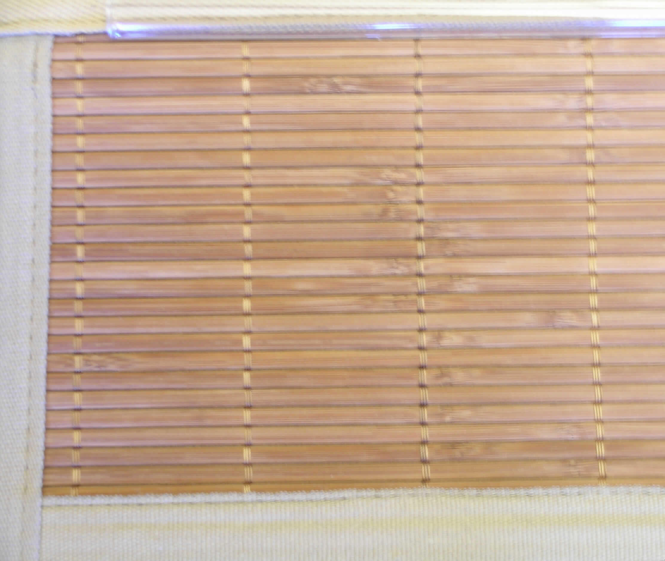 Auslegware aus Bambus in Form von Matten in unterschiedlichen Abmessungen,
- aus pflanzlichen Flechtstoffen (aus parallel aneinandergefügten Halmen aus -lt. Angaben   
  des Antragstellers- Bambus, die nebeneinander gelegt und durch Haltefäden aus Spinnstoff 
  in Flächenform verbunden sind),
- mit einer Randeinfassung aus Spinnstoffen versehen.
Nach Gesamteindruck verleihen die pflanzlichen Flechtstoffe der Ware ihren Charakter.
