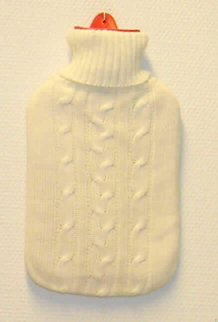 Wärmflasche aus Gummi mit einer gestrickten Hülle aus Wolle

Aufmachung: Rote Wärmflasche in einer gestrickten Hülle aus Wolle in Form einer Rollkragenpullovernachbildung

Analytische Daten der Innenflasche:
IR-Spektrum Wärmflasche: wie Kautschuk
Burchfield-Test: wie Kautschuk
Schwefelnachweis: positiv

Nach den Untersuchungen besteht die charakterbestimmende Wärmflasche aus vulkanisiertem Weichkautschuk.