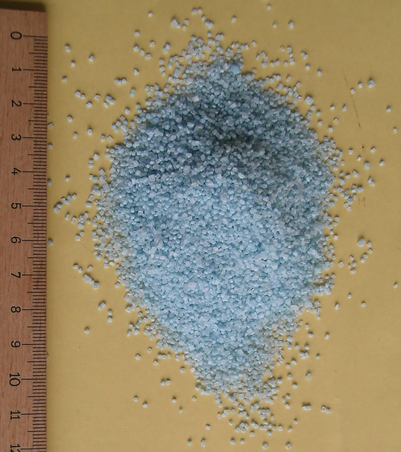 Angaben des Antragstellers:
Weichspül-Granulat
Nach den Angaben besteht die Ware hauptsächlich aus Zucker, daneben aus Bentonit, Polythylenglykol, Parfüm und Farbstoff. Sie soll im Haushalt - zusätzlich zum Waschmittel - in die Einspülkammer der Waschmaschine gegeben werden, um das Waschgut griffweicher zu machen und zu parfümieren.

Feststellungen:
Vorgelegt wurde ein hellblaues, stark duftendes, grob-kristallines Pulver. Das Pulver ist in Wasser zu großen Teilen löslich und bildet dabei eine undurchsichtige, hellblaue Dispersion.

Weichspüler für den Gebrauch im Haushalt.