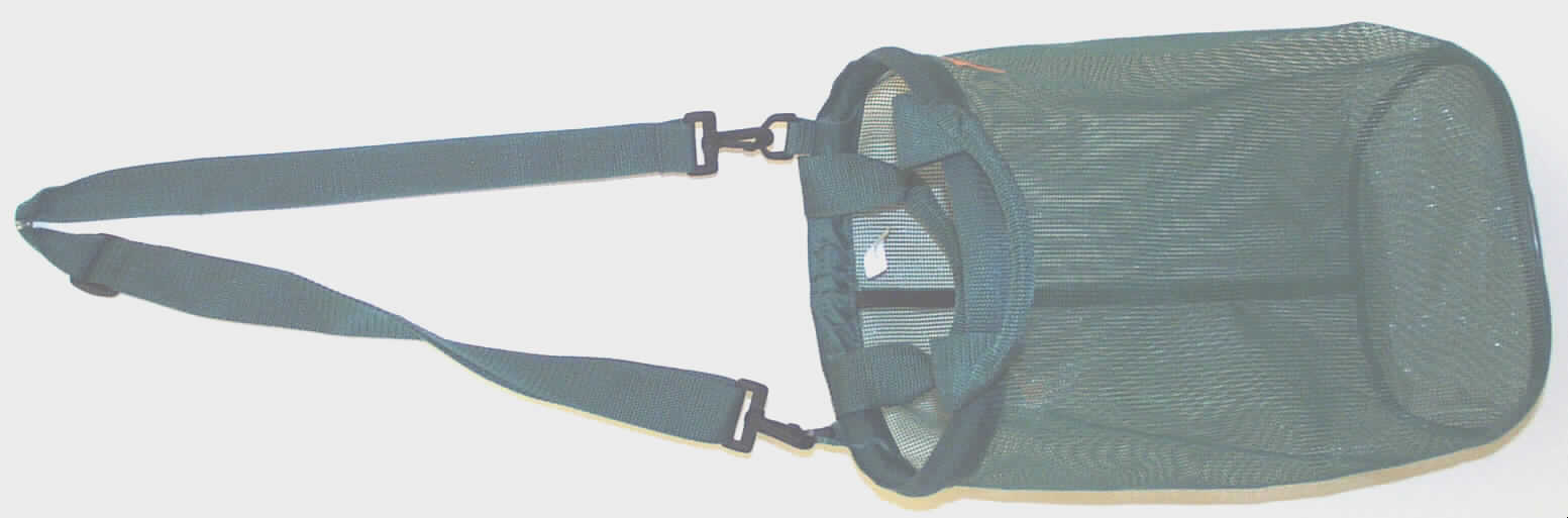 Sog. "Erntetasche" (Höhe: ca. 40 cm, Durchmesser: ca. 24 cm), bestehend aus 
- einem vollständig in Polyvinylchlorid (lt. Angaben des Antragstellers), einem Kunststoff 
  i.S.d. Anm 1 zu Kap 39, eingebetteten Gewebe,
- mit zwei angenähten, stabilen Tragegriffen aus Nylongeweben,
- mit einem Schultergurt aus Nylongeweben mit einer Verstellvorrichtung aus Kunststoff,
- mit einem eingearbeiteten, stabilisierenden Kunststoffring an der Öffnung.
Die Ware wird aufgrund der Ausstattung und der Abmessungen üblicherweise als 
Transport- oder Verpackungsmittel für Ernteerzeugnisse im Garten verwendet.