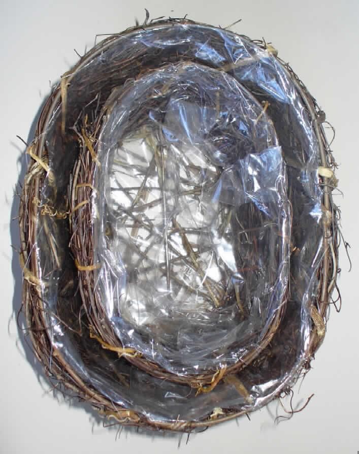 Pflanzschale aus Flechtstoffen 
- oval in zwei unterschiedlichen Größen gearbeitet (kleine Schale: unterer Durchmesser 
  ca. 15 cm, Höhe ca. 9 cm, große Schale: unterer Durchmesser ca. 20 cm, Höhe ca. 12 cm),
- charakterverleihend unmittelbar aus anderen pflanzlichen Flechtstoffen als Bambus oder 
  Rattan hergestellt (dünne, biegsame Rebenzeige), die um ein formgebenden Gerüst aus 
  Metalldraht gewickelt sind,
- innen mit einer durchsichtigen Kunststofffolie ausgekleidet,
- laut Angaben des Antragstellers in Handarbeit gefertigt,
- jeweils zwei Pflanzschalen kommen als Set in den Handel.