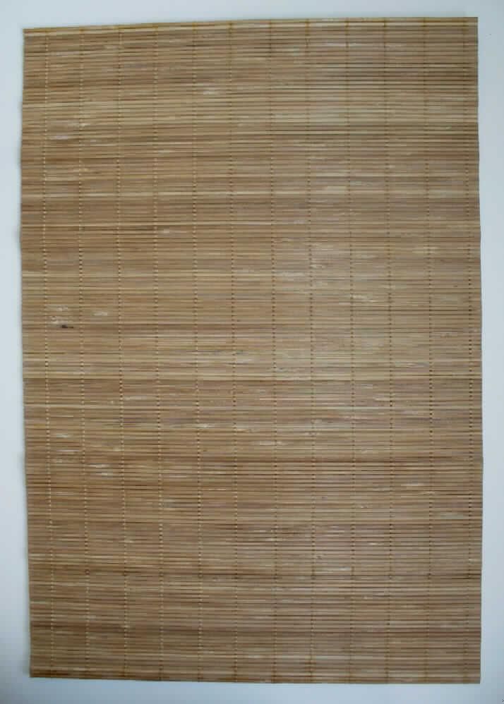 Tischset
- rechteckig, in den Abmessungen von ca. 30 x 45 cm,
- aus pflanzlichen Flechtstoffen hergestellt (aus parallel aneinander gefügten Bambus- 
  stäbchen (Breite ca. 2 mm), die nebeneinander gelegt und durch Haltefäden aus 
  Spinnstoffgarnen in Flächenform verbunden sind).
Die Ware kommt aufgerollt und mit einer Papierschleife zusammengebunden in den Handel.