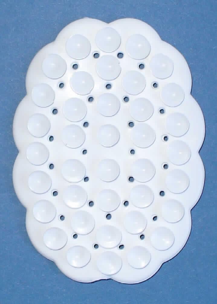 Seifenablage in Form einer flexiblen Platte aus - lt. wissenschaftlicher Untersuchung - PVC, einem Kunststoff im Sinne der Anmerkung 1 zu Kapitel 39.

Das annähernd ovale Erzeugnis (ca. 9 x 6,5 x 0,6 cm) ist gelocht und beidseitig mit kleinen Saugnäpfen zur Befestigung am Waschbeckenrand versehen. 

Jeweils zwei Seifenablagen sind in einer Blisterverpackung mit Pappunterlage für den Einzelverkauf aufgemacht.