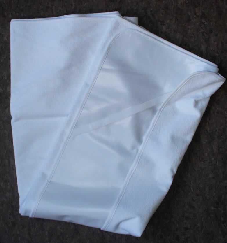Die Ware ist eine ca. 95 x 195 cm große Inkontinenzauflage, bestehend aus einem ungepolsterten Baumwollfrotteegewebe auf der Oberseite und einer wasserundurchlässigen Unterseite aus Folien aus Polyester, einem Kunststoff im Sinne der Anmerkung 1 zu Kapitel 39. Das Erzeugnis wird mittels gummielastischer Bänder auf Bettmatratzen befestigt. Im Hinblick auf die Verwendung (Nässeschutz) bestimmt die Unterseite aus Kunststofffolien den Charakter der aus verschiedenen Stoffen zusammengesetzten Ware. Eine Einreihung in die Position 9404 kommt wegen der fehlenden Polsterung/Füllung nicht in Betracht.