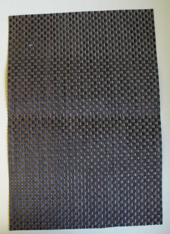 Tischset aus Flechtstoffen
- in Form einer rechteckigen Platzmatte (Abmessungen ca. 30 x 45 cm) gearbeitet,
- hergestellt aus ca. 10 mm bzw. 6 mm breiten, braunen Kunststoffstreifen aus  - lt. 
  Antragsangaben  - PVC (Flechtstoff), die in Flächenform verwebt sind,
- an den Rändern durch Verkleben eingefasst.
