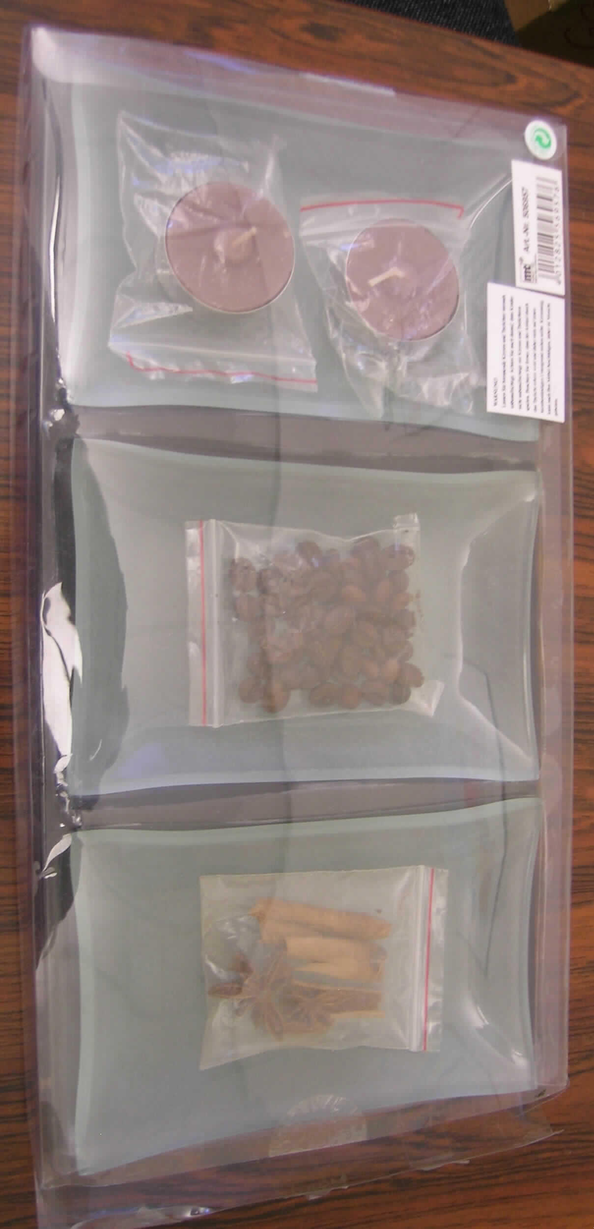 Gewürzmischung, bestehend aus  
- getrockneten Sternanisfrüchten (Illicium verum, Illiaceae) der Pos. 0909, zum Teil zerbrochen, mit Samen in den aufgesprungenen acht Fruchtblättern, mit typisch aromatischem Geruch nach Anis, 
- getrockneten Zimtstangen der Pos. 0906, in Abschnitten von etwa 3,0 cm langen Rindenstücken von ca. 1,5 cm Durchmesser, braun mit geäderten Streifen, aus einer gerollten Lage bestehend, mit typisch aromatischem Geruch nach Zimt, 
- bestimmt zur Verwendung als Dekorationsmaterial,
- gemischt verpackt in einer klarsichtigen Kunststofftüte, daher Mischung der Pos. 0910 im Sinne der Anmerkung 1 b) zu Kapitel 09.
Die Gewürze sind Bestandteile des sog. "Kerzensets", bestehend aus einem Holztablett, drei Glasschalen, zwei Teelichtern, einer Kunststofftüte gefüllt mit Kaffeebohnen und einer Kunststofftüte gefüllt mit Stern-Anis und Zimtstangen.
Eine Einreihung als Warenzusammenstellung i.S.d. AV 3 b) kommt nicht in Betracht, da die Waren nicht der Befriedigung eines speziellen Bedarfes oder Ausübung einer bestimmten Tätigkeit dienen.