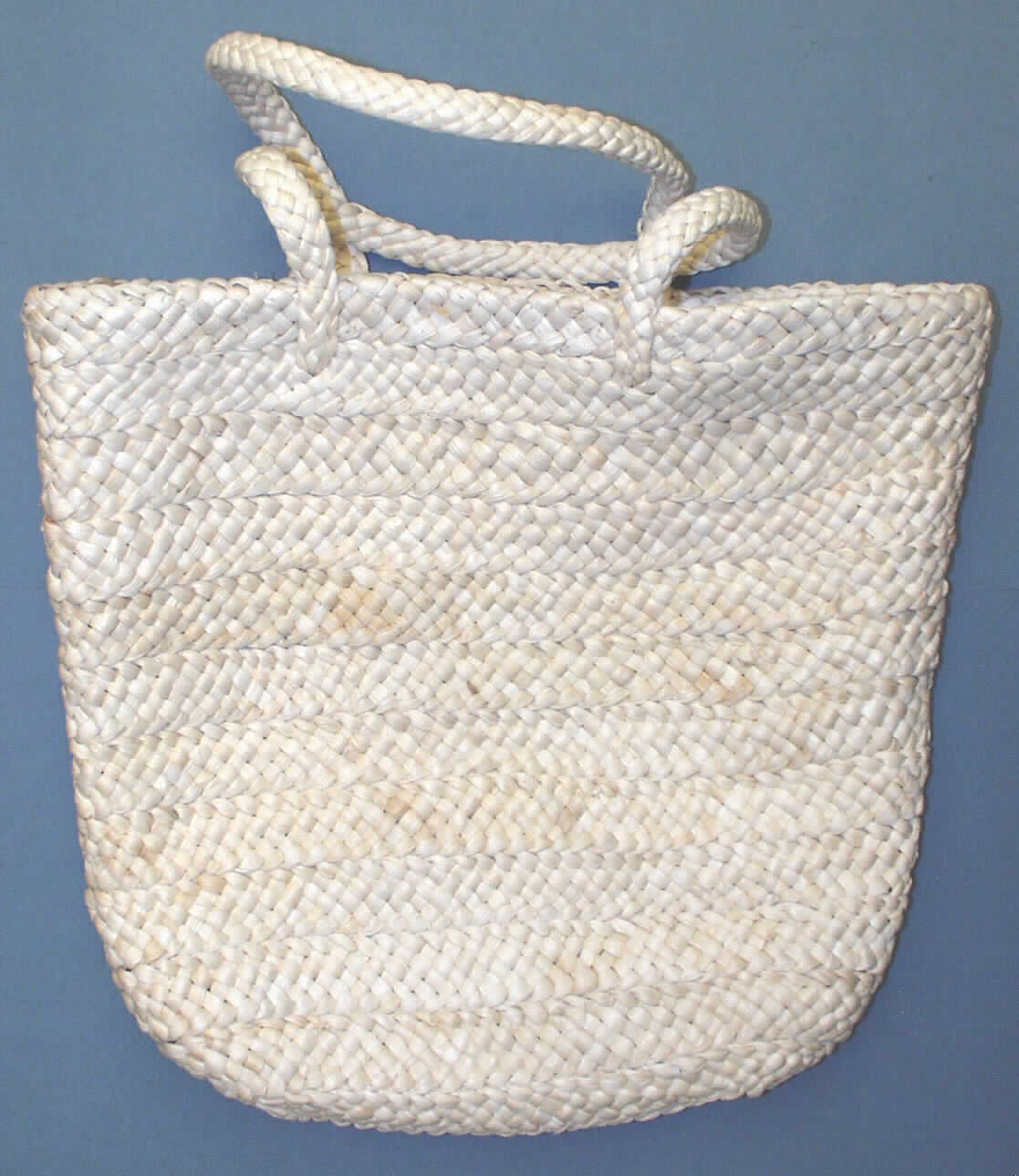 Tasche 
- in den Abmessungen von ca. 40 x 33 x 12 cm, 
- zur Unterseite etwas schmaler zulaufend und abgerundet gearbeitet,
- aus einem ca. 3 cm breiten, fortlaufenden Streifen aus einem Geflecht aus pflanzlichen 
  Flechtstoffen (Maisstroh) zusammengenäht (damit aus bereits miteinander verbundenen 
  Waren der Position 4601 hergestellt) 
- mit zwei Tragegriffen aus demselben Material,
- mit einem Druckknopfverschluss zu schließen,
- mit einem Innenfutter aus Spinnstoffgewebe versehen,
- mit einem großen Hauptfach und einem am Innenfutter angenähten Reißverschlussfach 
  ausgestattet, 
- kann als Einkaufs- oder Strandtasche verwendet werden,
- laut beigefügter Produktinformation soll die Tasche handgearbeitet sein.