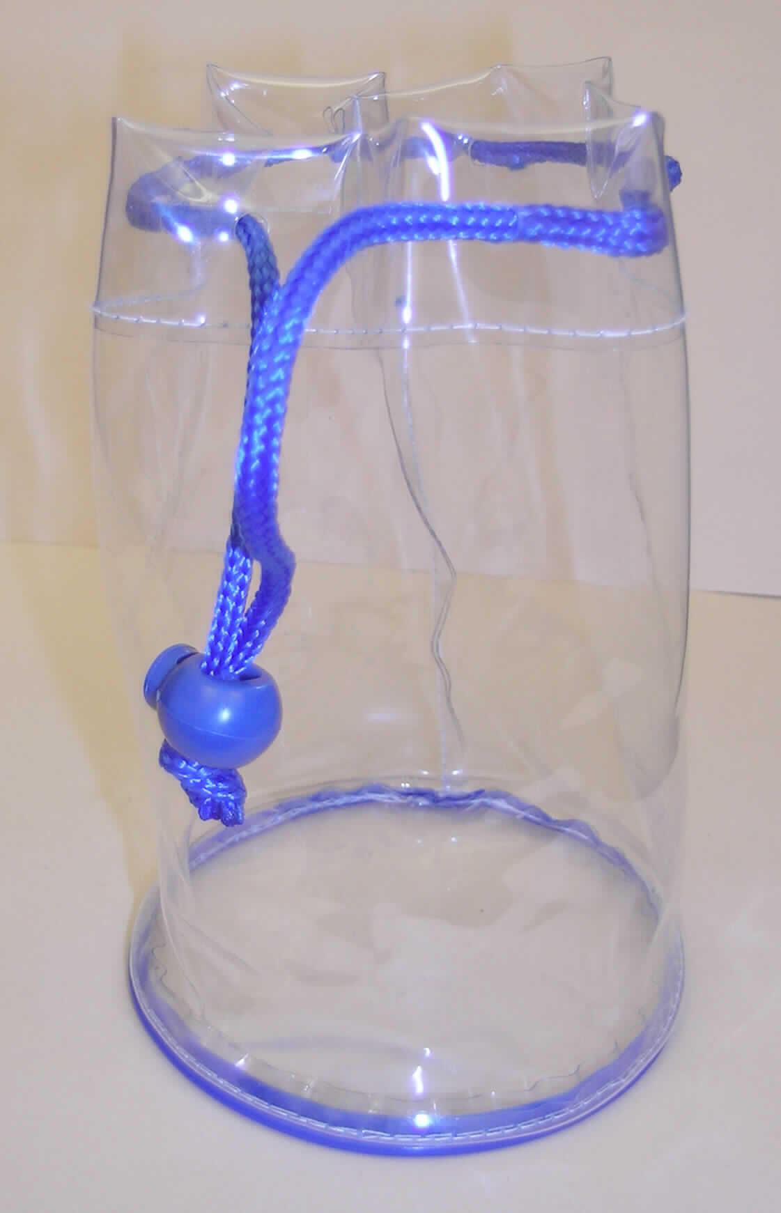 Verpackungsbeutel in Form eines kleinen, stilisierten "Matchbeutels" (Höhe: ca. 17 cm, Durchmesser: ca. 11 cm) aus Kunststofffolien im Sinne der Anmerkung 1 zu Kap 39 (PVC lt. Angaben des Antragstellers). Die im oberen Bereich durch eine eingezogene Spinnstoffkordel mit einem sog. Tunnelzug aus Kunststoff verschließbare Ware soll als dekoratives Transport- und Verpackungsmittel für Hilfsmittel zur Stärkung des Bindegewebes (sog. "Cellulite-Set"; nicht Gegenstand der vZTA) im Handelsverkehr verwendet werden.