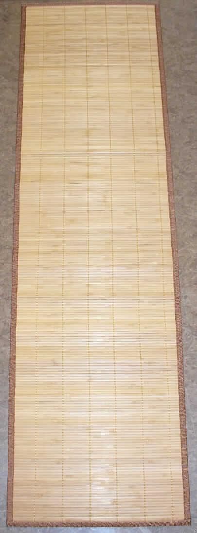 Tischläufer
- rechteckig, in den Abmessungen von ca. 33 x 120 cm,
- aus pflanzlichen Flechtstoffen hergestellt (aus parallel aneinandergefügten Bambusstäbchen
  (Breite ca. 5 mm), die nebeneinander gelegt und durch Haltefäden aus Spinnstoffgarnen 
  in Flächenform verbunden sind),
- an den Rändern mit einem ca. 1 cm breiten Band aus Spinnstoffgewebe eingefasst,
- auf der Rückseite mit einem undichten, weißen Spinnstoffgewebe zur Verstärkung 
  unterlegt.
Die pflanzlichen Flechtstoffe verleihen der Ware insbesondere nach Umfang 
und im Hinblick auf die Verwendung als Tischläufer ihren Charakter.