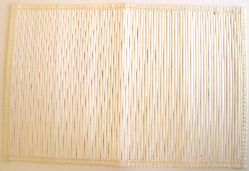Bambusmatte
- Tischläufer in den Abmessungen von ca. 45 x 30 cm
- aus parallel nebeneinander gelegten pflanzlichen Flechtstoffen (nach Antragsangaben
  Bambusstäbchen, ca. 0,5 cm breit und 1 mm dick), durch Spinnstofffäden in Flächenform
  miteinander verbunden
- zur Erhöhung der Festigkeit aufgeklebt auf eine Unterlage aus undichtem Spinnstoffgewebe
- mit Gewebebändern eingefasst.
Die pflanzlichen Flechtstoffe verleihen der Ware ihren Charakter.