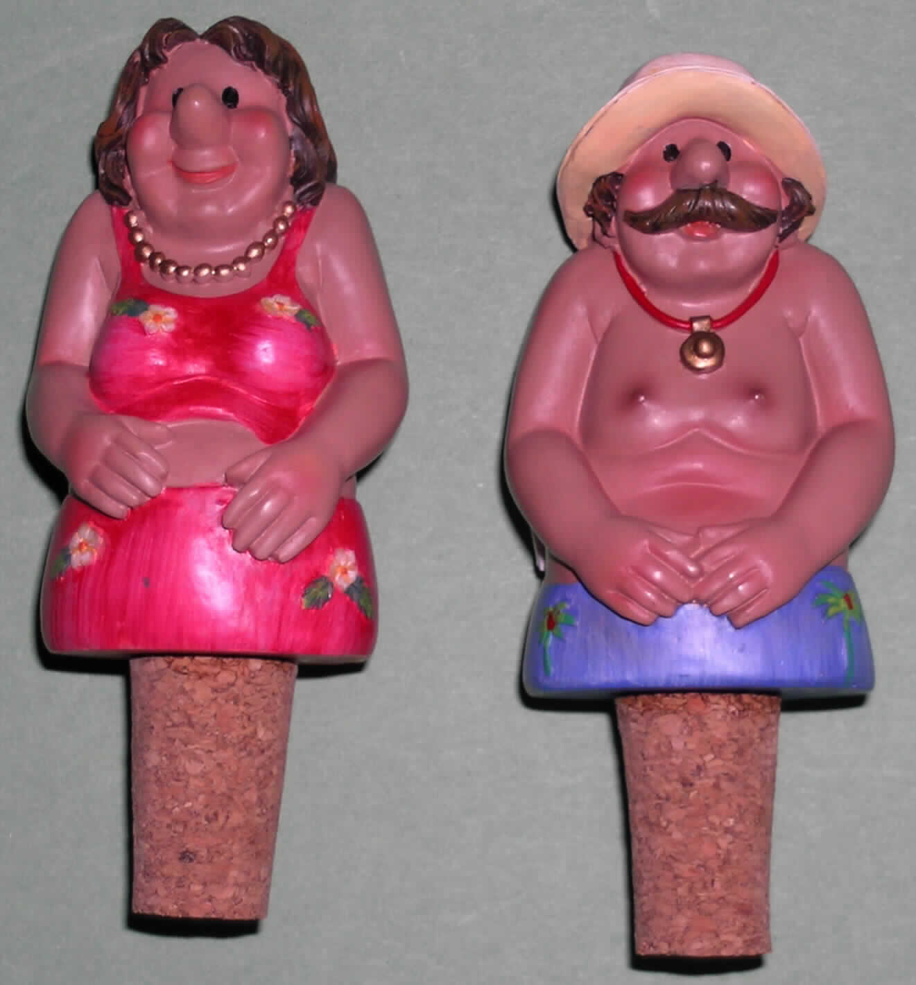 "Flaschenverschluss Strandfigur"
Die Flaschenkorken bestehen aus einem ca. 30 mm langen, konischen (kegelförmigen) Stopfen aus Presskork und einer ca. 70 mm großen Figur, die durch Kleben mit dem Stopfen fest verbunden ist.
Die Zierfiguren bestehen aus Kunststoff und stellen ein Pärchen in Strandkleidung dar. Trotz des erheblichen Ziercharakters der Waren gewährleistet der Presskorkstopfen die für die Verwendung des Erzeugnisses maßgebliche Verschlussfunktion und ist daher als charakterverleihend anzusehen.