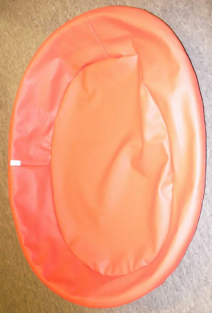Korbmacherware, sog. Kinderkorb 
- oval gearbeitet, in den Abmessungen (L x B x H) von ca. 110 x 70 x 25 cm,
- charakterverleihend unmittelbar aus pflanzlichen Flechtstoffen hergestellt (laut Angaben 
  des Antragstellers aus Rattan), die miteinander verflochten sind, 
- innen mit einem kunststoffbeschichteten Bezug mit Polsterung aus Schaumkunststoff 
  ausgestattet, der mittels Gummizug am oberen Rand des Korbes befestigt ist,
- ohne Hinweise auf Fertigung in Handarbeit.