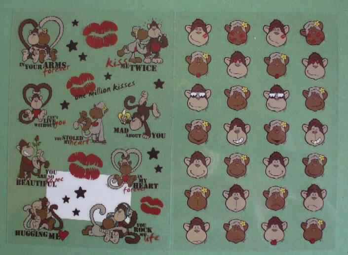 Angaben: selbstklebende Sticker auf einer Kunststofffolie, aufgemacht für den Einzelverkauf. 

Feststellungen: vorgestanzte, selbstklebende Sticker mit Comic-Motiven (Affen) auf transparenter Kunststofffolie. Die Sticker sind unregelmäßig ausgestanzt.

IR-Spektrum: Sticker aus Polypropylen
                       Folie aus Polyethylenterephthalat