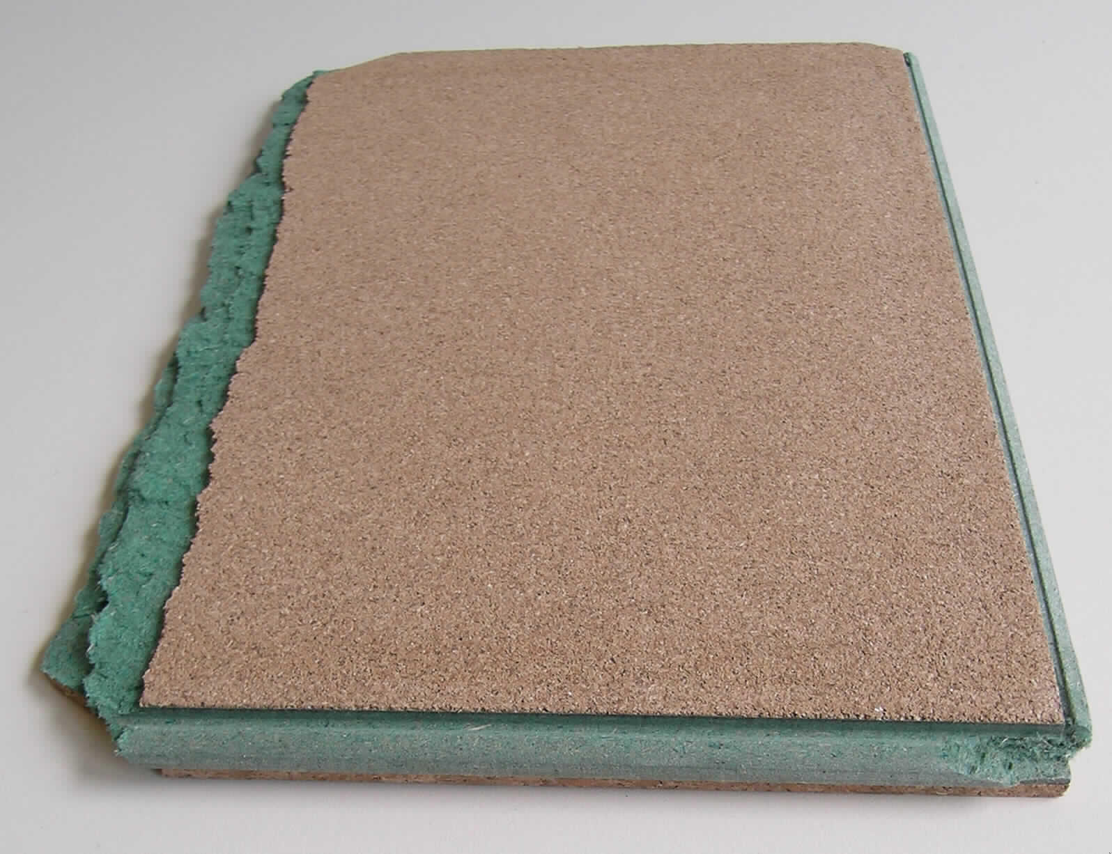 Dreilagig zusammengesetzte Platte, lt. Angaben des Antragstellers in den Abmessungen von 91,5 cm x 30,5 cm, bestehend aus
- einer ca. 3 mm dicken oberen Lage (Decklage) aus Presskork,
- einer ca. 7 mm dicken mittleren Lage aus einer Holzfaserplatte und
- einer ca. 1 mm dicken unteren Lage aus Presskork.
Die Lagen sind durch Pressen und Erhitzen und unter zusätzlicher Beifügung eines Bindemittels verbunden. Die Decklage der Bodenplatte ist dünn lackiert. Die mittlere Holzfaserschicht bildet an den Seiten gleichzeitig eine umlaufende Nut zum Zusammenstecken einzelner Platten.
Die äußeren Korklagen verleihen der Ware auf Grund des Wertes und insbesondere im Hinblick auf die Bedeutung in Bezug auf die Verwendung als Fußbodenbelag den wesentlichen Charakter.