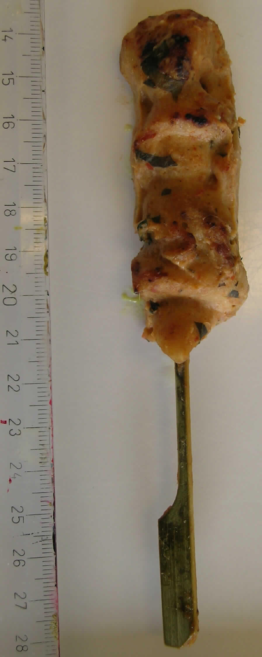 Angaben des Antragstellers: 
Hähnchenspieße mit PANANG CURRY, tiefgefroren, gekocht, Spieße à 30 g,
Verkaufseinheit: Schachteln à 1000 g.
Zur genauen Zusammensetzung liegen vertrauliche Angaben vor.

Ergebnis der Untersuchung einer Warenprobe:
Verpackung: verschweißter Kunststoffbeutel (Muster).
Kennzeichnung (Auszug): Hamburger Feinfrost, Haehnchenspiesse mit Panang Curry 
       aus Thailand, vorgegart, tiefgefroren, ca. 30 g per Spiess; 
       Zubereitung: Mikrowelle 750 W ca. 4 Minuten.
Anzahl: 1 Packung mit 4 Stück
Eigengewicht(e) (g): 119,1 g
Äußere Beschaffenheit: Durchgehend gegarte Hähnchenfleischstücke auf einem Holzspieß, in einer orange- bis beigefarbenen, sämigen Marinade mit Kräuter- und Gewürzpartikeln.
Präparative Trennung: Hähnchenfleisch (gegart): 78,9%, Marinade: 15,1%, Holzspieß: 6,0%.

Nach diesem Ergebnis können die Angaben des Antragstellers im Wesentlichen als zutreffend angesehen werden. Es liegt eine Zubereitung von gegartem Hähnchenfleisch - mit einem Anteil an Fleisch oder Schlachtnebenerzeugnissen von 57 GHT oder mehr - vor.