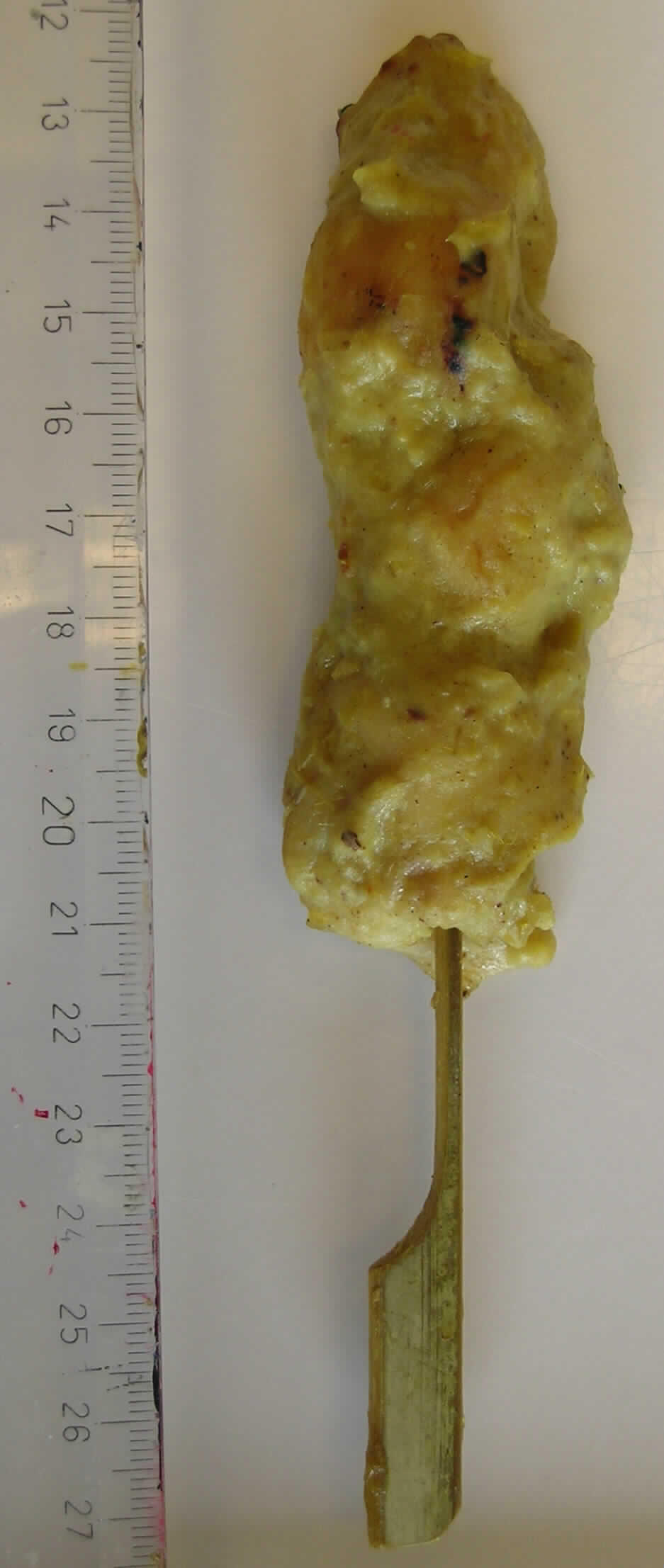 Angaben des Antragstellers: 
Hähnchenspieße mit Zitronengras, tiefgefroren, gekocht, Spieße à ca. 30 g,
Verkaufseinheit: Schachteln à 1000 g.
Zur genauen Zusammensetzung liegen vertrauliche Angaben vor.

Ergebnis der Untersuchung einer Warenprobe:
Verpackung: verschweißter Kunststoffbeutel (Muster).
Kennzeichnung (Auszug): Hamburger Feinfrost, Haehnchenspiesse mit Zitronengras 
       aus Thailand, vorgegart, tiefgefroren, ca. 30 g per Spiess; 
       Zubereitung: Mikrowelle 750 W ca. 4 Minuten.
Anzahl: 1 Packung mit 4 Stück
Eigengewicht(e) (g): 145,5 g
Äußere Beschaffenheit: Durchgehend gegarte, gebräunte Hähnchenfleischstücke auf einem Holzspieß, in einer gelben, sämigen Marinade mit Gemüse- und Gewürzpartikeln.
Präparative Trennung: Hähnchenfleisch (gegart): 78,4%, Marinade: 16,1%, Holzspieß: 5,5%.

Nach diesem Ergebnis können die Angaben des Antragstellers im Wesentlichen als zutreffend angesehen werden. Es liegt eine Zubereitung von gegartem Hähnchenfleisch - mit einem Anteil an Fleisch oder Schlachtnebenerzeugnissen von 57 GHT oder mehr - vor.