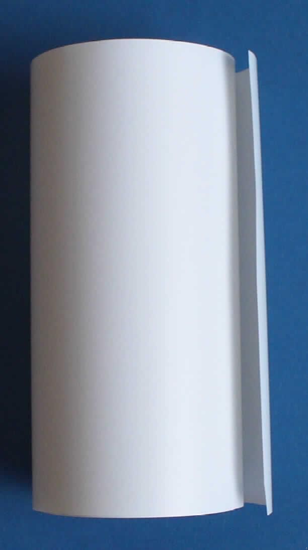 Angaben des Antragstellers: Thermopapier aus Kunststofffolien 

Feststellungen an einem Warenmuster: In einem Karton befinden sich 4 Rollen einer auf Papprolle gerollten Kunststofffolie. Jede Rolle ist einzeln in einer Aluminiumfolie eingepackt. Die Folien sind weiß und ca. 11 cm breit. Bei Wärmeeinwirkung verfärben sich die Folien schwarz (Thermopapier). Die Folie besteht aus 3 Lagen.

IR-Spektrum: Folie wie Polypropylen
Zugversuch: Die Folie zeigt das Verhalten einer biaxialorientierten Folie