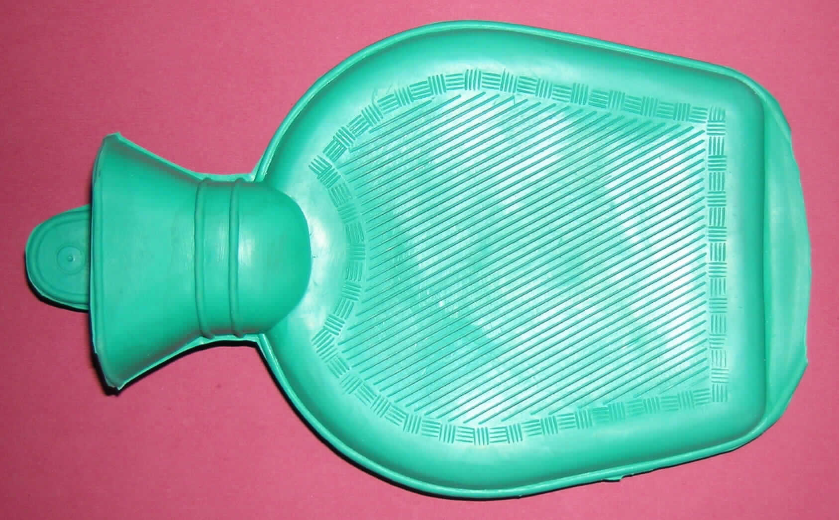 Kinderwärmflasche aus Kautschuk mit einem Volumen von 0,5 l

Aufmachung: Grüne Wärmflasche mit Kunststoffdrehverschluss

Analytische Daten der Wärmflasche:
IR-Spektrum Wärmflasche: wie Kautschuk
Burchfield-Test: wie Kautschuk
Schwefelnachweis: positiv

Nach den Untersuchungen besteht die Wärmflasche aus Weichkautschuk.