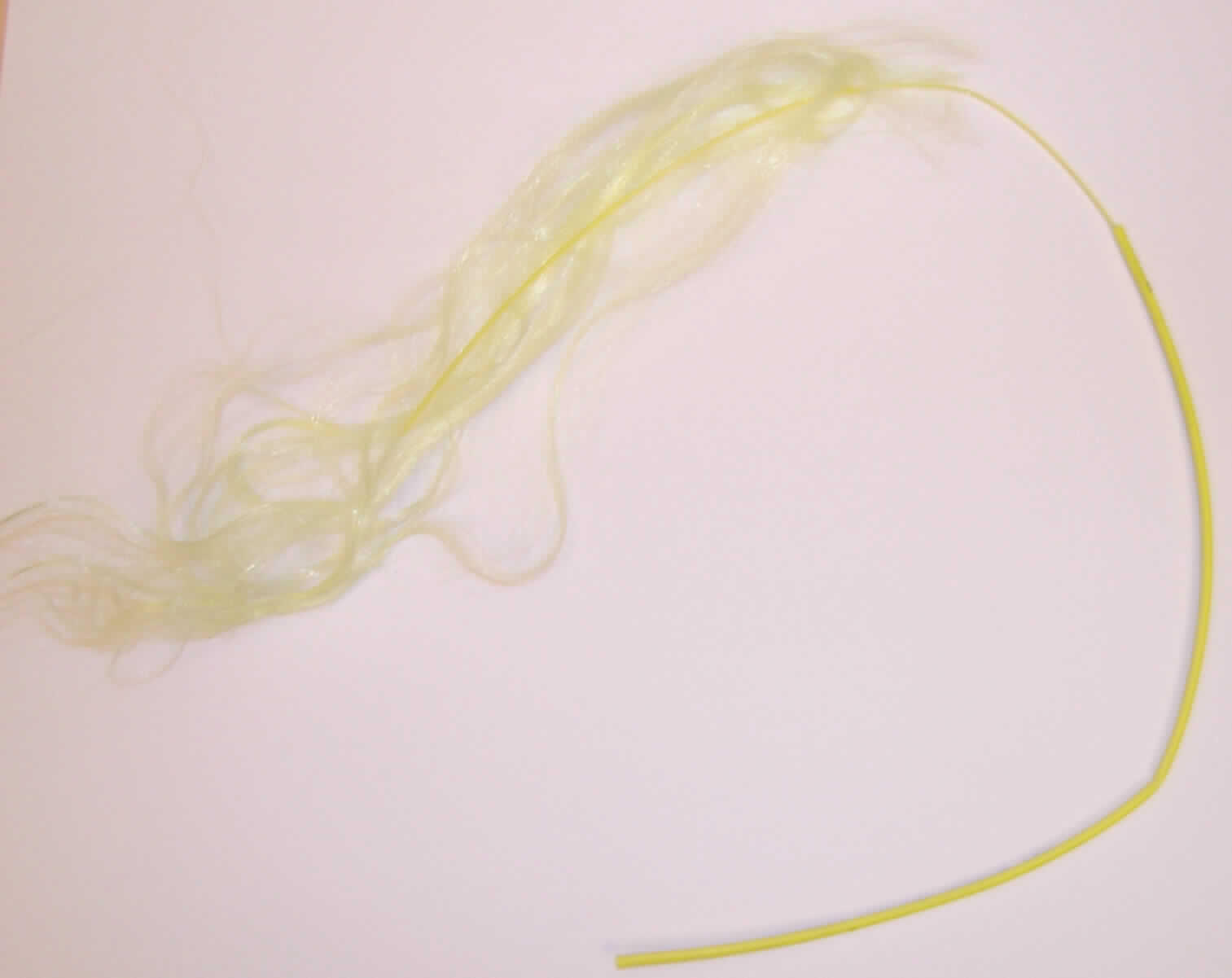 Hohlader Art. Nr. 713075

Die Untersuchung eines Warenmusters hat ergeben:
gelber, biegsamer Schlauch (Durchmesser ca. 2 mm). Der Schlauch ist mit einem gelben Innenschlauch versehen, als Zwischenlage ist der Schlauch mit Fasern (vermutlich Glasfasern) verstärkt.

IR-Spektren:
Außenschlauch wie ein Copolymer aus Ethylen und Vinylacetat.
Innenschlauch wie ein Polyester.