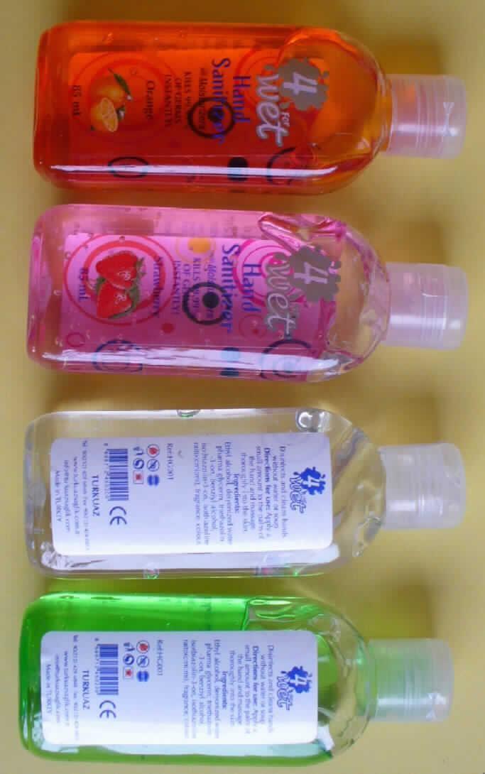 Angaben:
Die Ware soll aus 65% Ethylalkohol, 32,4% Wasser und weiteren Hilfsstoffen bestehen und nach dem Etikett (in englischer Sprache)  zur Handdesinfektion verwendet werden.

Feststellungen: 
Vorgelegt wurden transparente, wiederverschließbare  85-ml-Kunststoffflaschen mit aufgeklebten Etiketten. Auf den Etiketten befinden sind ein Barcode und Angaben (engl.) u.a. zu Inhaltstoffen und zur Anwendung. Die Gebinde sind mit jeweils einem transparenten Gel in den Färbungen orange, grün, rosa bzw. farblos und den Aromatypen Orange, Kiwi, Erdbeer, bzw. ohne gefüllt. Das Gel riecht deutlich nach Ethanol und verflüchtigt sich nach dem Einreiben der Hände größtenteils.


Zubereitetes und für den Einzelverkauf aufgemachtes Desinfektionsmittel für Hände.