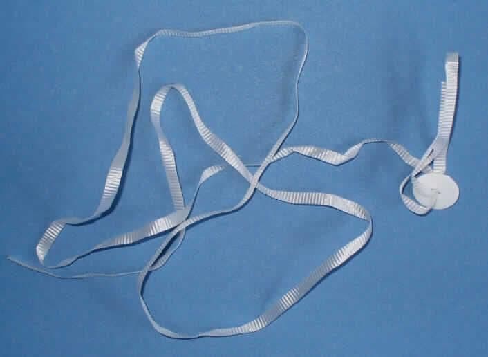 Angaben des Antragstellers: Polybänder mit Verschluss (für Luftballons)
Die Bänder sind zu 100 Stück in einer Papiertüte verpackt.

Die Untersuchung einer Warenprobe hat ergeben:
Weißes, glänzendes, quer gewelltes Kunststoffband mit einer mittleren Breite von 5,2 mm und einer Dicke von ca. 0,24 mm. Die Bänder sind mit einem Kunststoffring ausgestattet (nicht fest verbunden) der eine Schlaufe bildet.

IR-Spektrum: wie ein Copolymer aus Propylen und Ethylen (überwiegend Propylen)