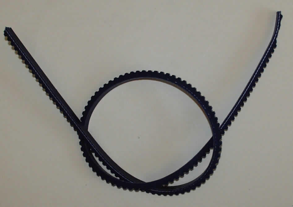 Synchrontreibriemen (Zahnriemen)

Ein vorgelegtes Warenmuster hatte folgende Eigenschaften:
Schwarzer Synchrontreibriemen mit einem Umfang von ca. 93 cm und einer Breite von ca. 11mm. Der Treibriemen zeigt auf der Innenseite ein Zahnprofil. Der Riemen ist mit Spinnstofflagen verstärkt.

Analytische Ergebnisse:
IR-Spektrum: schwarze Kautschukmasse im Wesentlichen wie Chloroprenkautschuk
Schwefelnachweis: positiv                      
Burchfieldtest: Hinweis auf Kautschuk

Nach den Untersuchungen liegt ein Zahnriemen aus Kautschuk vor, der verstärkt wird durch Spinnstofffasern.