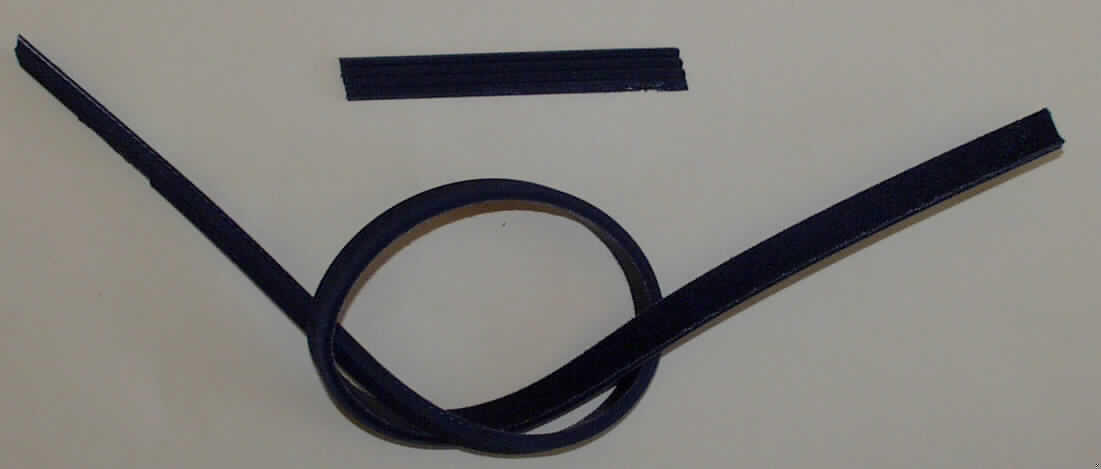 Keilriemen

Ein vorgelegtes Warenmuster hatte folgende Eigenschaften:
Schwarzer, endloser Treibriemen mit einer Breite von ca. 14 mm. Der Querschnitt weist ein trapezförmiges Profil auf, welches vier V-Rippen aufweist. Der Treibriemen weist einen Umfang von ca. 92 cm auf. Der Treibriemen ist mit einem Gewebe verstärkt.

Analytische Ergebnisse:
IR-Spektrum: schwarze Kautschukmasse im Wesentlichen wie Chloroprenkautschuk
Schwefelnachweis: positiv                      
Burchfieldtest: Hinweis auf Kautschuk

Nach den Untersuchungen liegt ein Treibriemen aus Kautschuk vor, der verstärkt wird durch Spinnstofffasern.