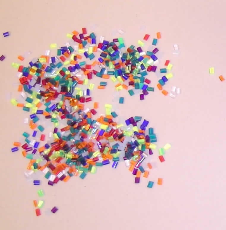 UV-Granulat (zur Dekoration)

Untersuchung einer Warenprobe:
buntes, hartes Granulat in den Farben weiß, transparent, grün, blau und violett
IR-Spektrum (Mischprobe): wie Polystyrol.