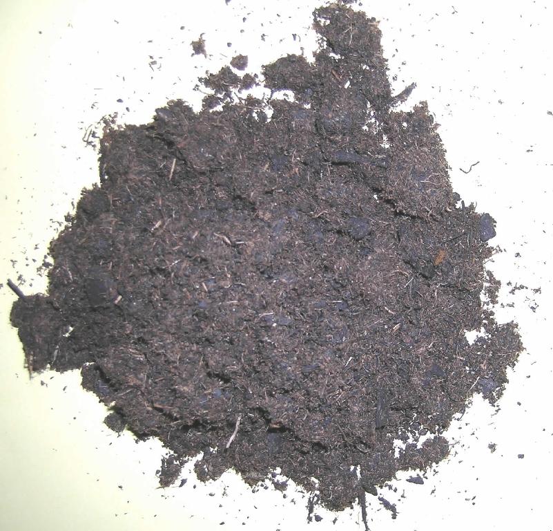 AquaDrop Blumenerde
Angaben:
Bei der Ware soll es sich nach der vorgelegten Produktbeschreibung, den Angaben auf der Verpackung und weiteren Angaben um ein Kultursubstrat für Pflanzen handeln. Es soll überwiegend aus Torf bestehen, daneben sind angabegemäß Rindenhumus, Holzfaser, Ton sowie geringe Mengen Kalk, NPK-Dünger und Hydrogel (Superabsorber-Polymer) enthalten.

Feststellungen:
In einer bunt bedruckten 16-l-Folienverpackung befidet sich ein feinkrümeliges, braunes Substrat mit faserigen Bestandteilen und Geruch typisch wie nach Blumenerde.