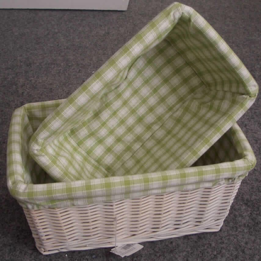 Korbmacherwaren in Form von zwei Brotkörben in unterschiedlicher Größe
- in den Abmessungen von: (großer Korb) ca. 35 x 23 x 15 cm 
  und (kleiner Korb): 31 x 19 x 13 cm,
- charakterverleihend unmittelbar aus pflanzlichen Flechtstoffen hergestellt
  (laut Angaben des Antragstellers aus Korbweide, weiß lackiert),
- mit einem karierten Innenfutter aus Spinnstoffen ausgestattet, das über den Korbrand 
  herausragt,
- offensichtlich nicht handgearbeitet,
- als zweiteiliges Set gemeinsam in einem Polybeutel verpackt.