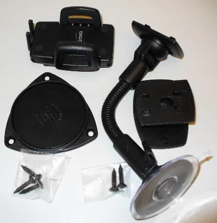 Warenzusammenstellung in Aufmachung für den Einzelverkauf, bestehend aus
-  einer etwa 65 (W) x 140 (H) x 30 (D) mm großen, universellen Halterung für z.B.
   Mobiltelefone oder iPods mit zwei selbstsichernden Haltebacken, die mittels einer 
   einfachen Mechanik mit Rastung in der Breite eingestellt und mittels Knopfdruck gelöst 
   werden können,
--  an der Rückseite mit einer speziellen Ausnehmung zur Aufnahme der unterschiedlichen
    Befestigungsarten ausgestattet,
-  einer Halteplatte mit drehbaren Einsteckfuß, die zum Aufschrauben aufs Armaturenbrett
   mit zwei Bohrungen und zum Aufkleben mit zwei Klebepads versehen ist, 
-  einem ca. 17 cm langen, flexiblen Schwanenhals mit verstellbaren (Kugelkopf) Einsteck-
   fuß, der zur Befestigung an der Windschutzscheibe mit einer Saugschale mit Spannhebel
   (Vakuumherstellung) versehen ist,
-  einer dreieckigen Grundplatte zum Aufsetzen der Saugnapfhalterung des Schwanenhalses,
   die zum Aufschrauben aufs Armaturenbrett mit drei Bohrungen und zum Aufkleben mit 
   einem Klebepad versehen ist und  
-  fünf Schrauben aus unedlem Metall.
Der Charakter der in einem Karton für den Einzelverkauf aufgemachten Warenzusammen-
stellung wird durch die universell verwendbare Halterung bestimmt.