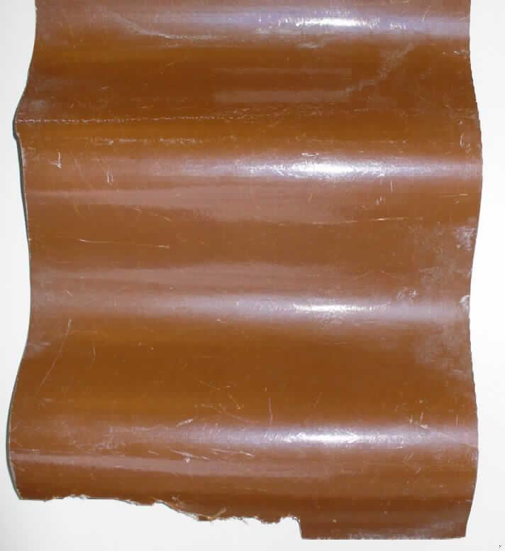 Elastische Wellbahnen (Glasfaserverstärkte Polyesterplatten)

Ergebnis der Untersuchung einer Warenprobe:
Äußere Beschaffenheit: braune, gewellte, harte Platte
Dicke: ca. 2 mm
Asche (800°C): ca. 24 GHT, der Rückstand enthält Glasfaservlies
Infrarotspektrum: im Wesentlichen wie ein Polyesterharz

Nach den Untersuchungen liegt eine verstärkte, gewellte Kunststoffplatte aus einem Kondensationspolymerisationserzeugnis vor.