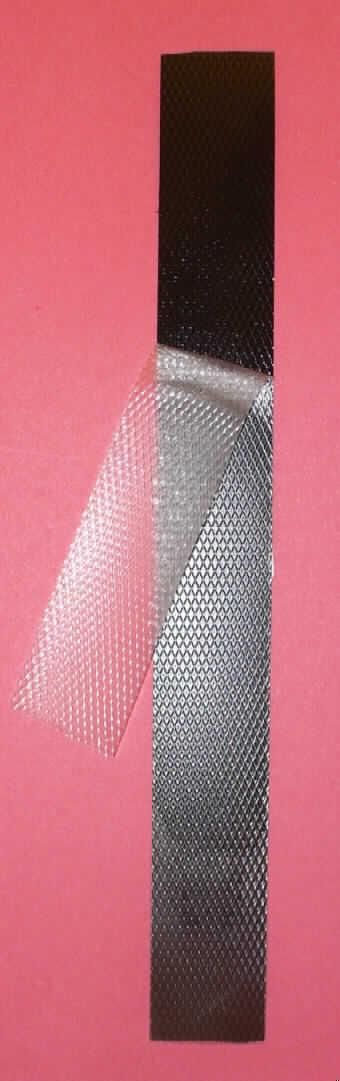 Angaben des Antragstellers: Streifen aus thermoplastischen Polyurethan

Untersuchung eines Warenmusters: Schwarzer, geprägter Kunststoffstreifen mit einer Breite von ca. 3,1 cm und einer Dicke von ca. 1,3 mm. Der Streifen ist mit einer transparenten Schutzfolie versehen.