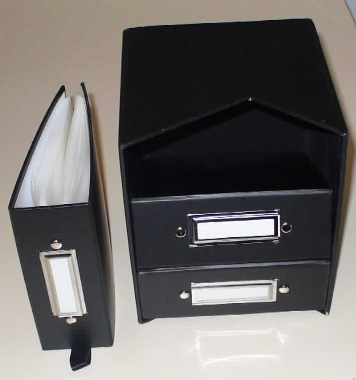 Bei der als "CD/DVD Mappe" bezeichneten Ware handelt es sich um ein Set, bestehend aus drei Mappen zur Archivierung und zum Transport handelsüblicher CDs/DVDs, die in einem 14,5 x 17 x 15 cm großen Pappschuber eingesteckt sind.

Die Mappen bestehen jeweils aus einem Einband aus Pappe und darin befestigten Hüllen aus Kunststofffolien, in denen sich jeweils eine Trennlage aus Vliesstoff befindet, so das je Mappe insgesamt 32 CDs/DVDs aufgenommen werden können.