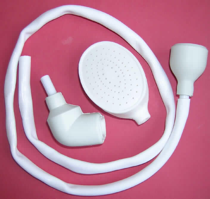 Sanitärgegenstand in Form einer mobilen Handdusche, bestehend aus einem einfachen Brausekopf (ohne mechanischem Verstellmechanismus) mit einem ca. 1 m langen Schlauch aus Kunststoffen im Sinne der Anmerkung 1 zu Kapitel 39 und zwei auswechselbaren Anschlussstücken aus Kautschuk. Das Erzeugnis wird an einem Wasserhahn befestigt. Die zerlegte Ware ist in einem Folienbeutel verpackt.
