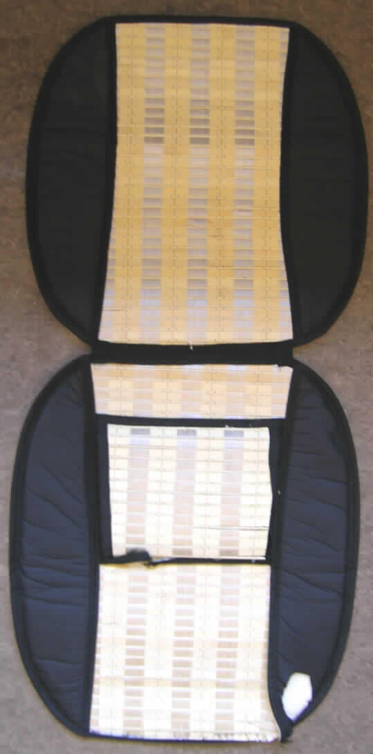 Ware aus Flechtstoffen in Form einer Sitzauflage, die Sitzfläche und Rückenlehne eines 
Autositzes oder Stuhls bedeckend (Abmessungen (L x B) ca. 96 x 45 cm), bestehend aus 
- einer Schauseite 
-- mit einem Mittelteil aus Flechtstoffen in Form von dünnen Streifen und Stäbchen aus 
   Bambus, die mittels Spinnstoffgarnen zu unterschiedlich großen Abschnitten parallel 
   aneinandergefügt worden sind,
-- mit Seitenteilen aus schwarzem Kunststoff (auf beiden Seiten vollständig mit Kunststoff  
   überzogenes Gewebe), die mit dem Mittelteil vernäht und mit Schaumkunststoff unterlegt 
   worden sind,  
-- im Lendenbereich des Mittelteils zusätzlich in der Art eines Kissens mit Schaumkunststoff
   gepolstert,
- einer Zwischenlage (ebenfalls aus Schaumkunststoff), 
- einer Rückseite aus schwarzen Vliesstoffen, die zur Befestigung der Auflage am Sitz mit 
  einem elastischen Spinnstoffband und zwei Schlaufen mit Kunststoffhaken ausgestattet ist,
- an den Rändern durch Gewebebänder eingefasst,
- offensichtlich nicht handgearbeitet,
- in einem klarsichtigen Kunststoffbeutel mit Druckknopfverschluss verpackt.
Insbesondere im Hinblick auf die Verwendung als Sitzauflage wird der Charakter der Ware 
von der Schauseite bestimmt, die nach Umfang und Gesamteindruck charakterverleihend 
aus Flechtstoffen (Bambus) hergestellt ist.