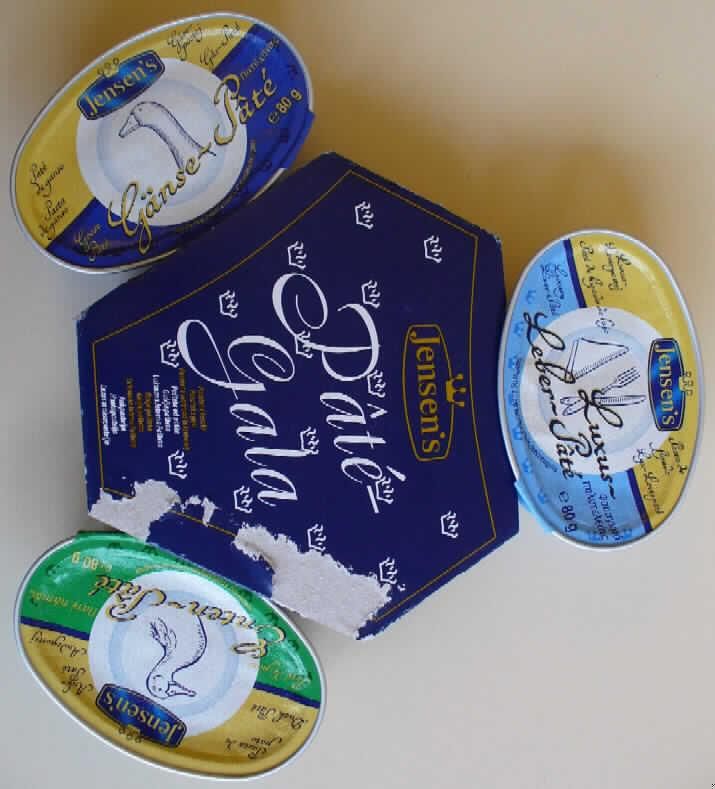 Angaben des Antragstellers: Verkaufseinheit Pâté Gala bestehend aus
-80 g Dose Luxus Leber Pâté
-80 g Dose Gänse Pâté
-80 g Dose Enten Pâté

Zur genauen Zusammensetzung wurden vertrauliche Angaben gemacht.

Ergebnis der Untersuchung einer Warenprobe:
Verpackung: Träger aus bedruckter Pappe mit drei Aluminiumschalen (luftdicht verschlossen) á 80 g Inhalt mit der Bezeichnung: 
1. "Jensen´s Luxus-Leber-Paté"
2. "Jensen´s Gänse-Paté"
3. "Jensen´s Enten-Paté"

Kennzeichnung:
Träger (mehrsprachig bedruckt, auszugsweise): Jensen´s Pâté Gala, DE EV-1 EG, Angaben zur Mindesthaltbarkeit, Zutatenliste, 3 x 80 g, H. Redlefsen GmbH & Co.KG

Bei dem vorliegenden Erzeugnis handelt es sich um eine Zusammenstellung ausgewählter Lebensmittel, bei der jede einzelne Ware in die Position eingereiht wird, zu der sie gehört.

hier: "Jensen´s Gänse-Paté"
Aluminiumschale (mehrsprachig bedruckt, auszugsweise): Jensen´s Gänse-Pâté, 80g, DE EV-1 EG, Angaben zur Mindesthaltbarkeit.

Äußere Beschaffenheit: Streichfähige homogene Wurstmasse.Geschmack: Charakteristisch nach Leber.

Nach diesem Ergebnis können die Angaben des Antragstellers im Wesentlichen als 
zutreffend angesehen werden. Es liegt eine Leberwurstmasse - mit einem charakterbestimmenden Anteil aus Gänseleber - vor.