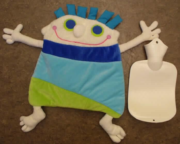"Wärmflasche - Kuschelmonster"

Aus verschiedenen Stoffen zusammengesetzte Ware, bestehend aus 
- einer Wärmflasche aus - laut Angaben der Antragstellerin - Polyvinylchlorid 
  (PVC), 
-- mit einem Fassungsvermögen von ca. 0,7 Liter,
-- mit Schraubverschluss und 
- einem ca. 48,5 x 55 cm großen Bezug in Form eines nichtmenschlichen Wesens 
 (stilisiertes Monster) aus Spinnstoffen (Plüschgewirken),
-- an der Unterseite mit einer Einschuböffnung mit Klettverschluss ausgestattet.
Im Hinblick auf die Verwendung bestimmt die Wärmflasche aus Kunststoffen im Sinne der Anmerkung 1 den Charakter der Ware.