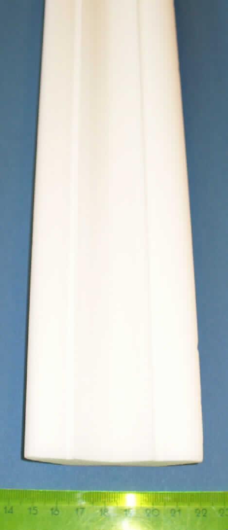 Angaben des Antragstellers: Zierleisten aus Kunststoff (Polystyrol), hergestellt durch Extrusion

Untersuchungen an einem Warenmuster: Es handelt sich bei den Waren um Profile aus einem Zellkunststoff. Die Profile sind weiß und werden im Baubedarf verwendet. Die Profile sind lediglich auf Länge geschnitten und nicht weiter bearbeitet.