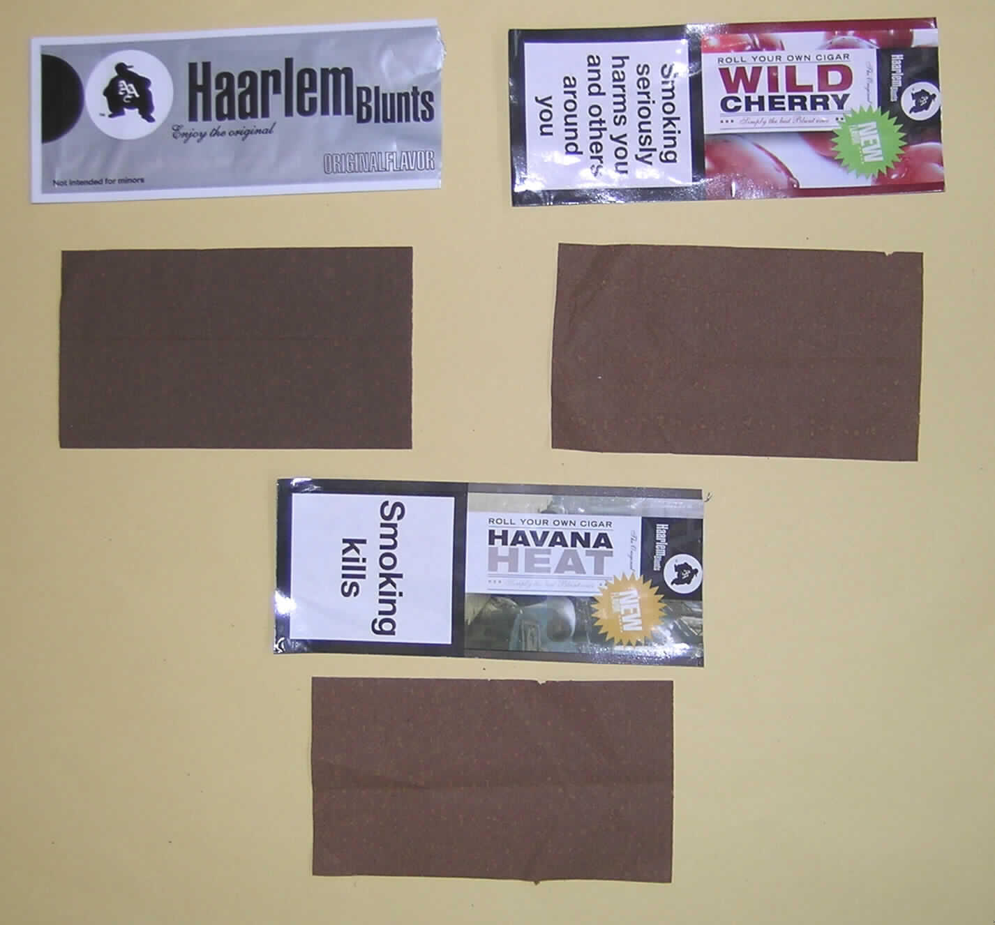 Etwa 13 x 5,1 cm große, luftdicht verschlossene Verpackung aus Papier (auf der Innenseite mit Aluminium kaschiert), die im Wesentlichen mit den Hinweisen �Haarlem Blunts�, Gesundheits-/Warnhinweisen und dem jeweiligen Flavor sowie einem einfachen Verwendungshinweis "Roll your own cigar" bedruckt ist.
Innen befindet sich ein ca. 10,6 x 5,4 cm großes, dunkelbraunes Blatt aus homogenisiertem Tabak (fein zerkleinerter Tabak auf einer Zellulosefolie), das unterschiedlich aromatisiert ist (z.B. Tabak- oder Kirscharoma). Das Erzeugnis wird vom Endverbraucher (ähnlich einem Zigarettenpapier) zur Herstellung von Zigarren, Zigarillos oder Zigaretten verwendet.